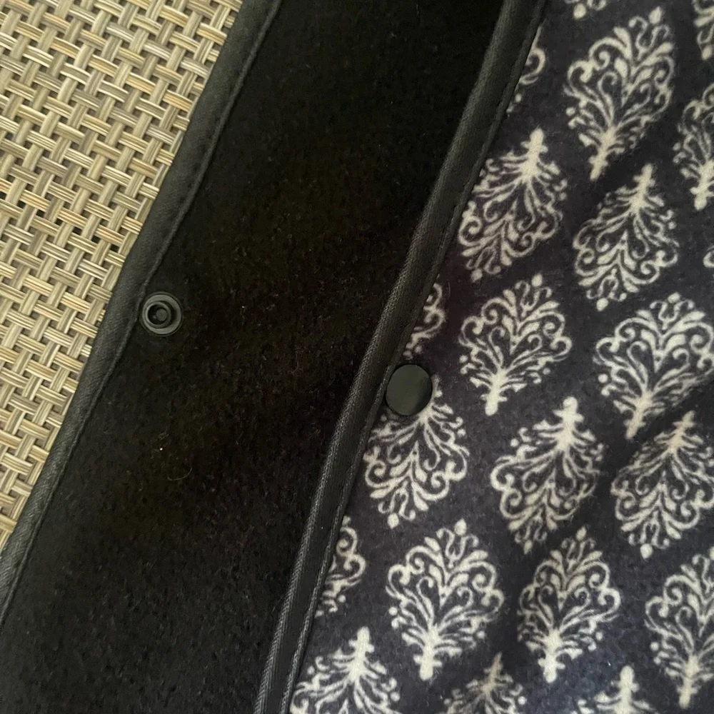 Elegant Black and Red Patterned Poncho - Picture 12 of 13